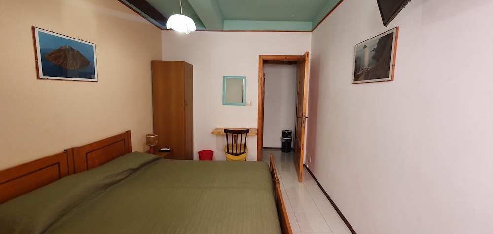 Family Quadruple Room, 1 Bedroom, Ensuite, Courtyard Area photo 3