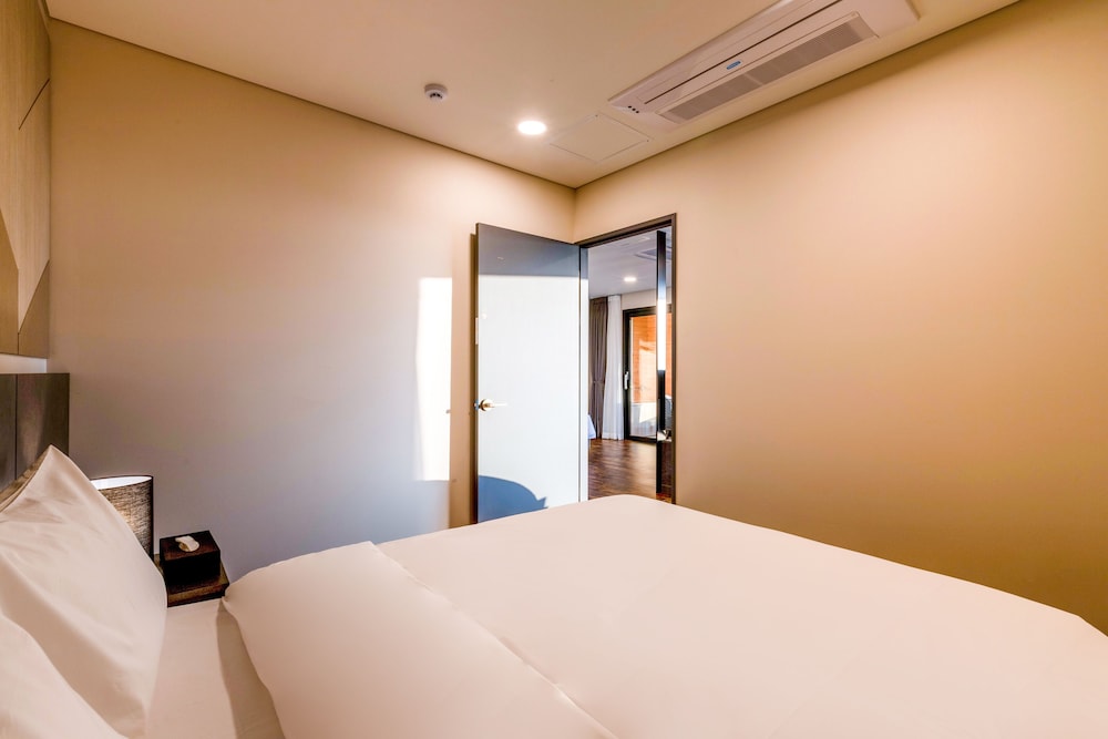 Premium Family Suite - Photo 8