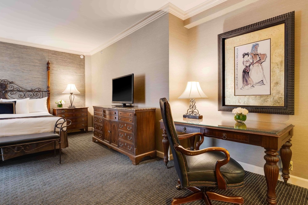 Suite, 1 King Bed, Non Smoking (Living Room) - Photo 4
