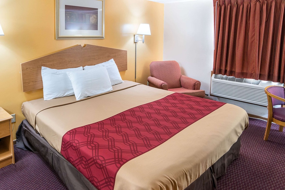 Standard Room, 1 Queen Bed, Smoking - Photo 1