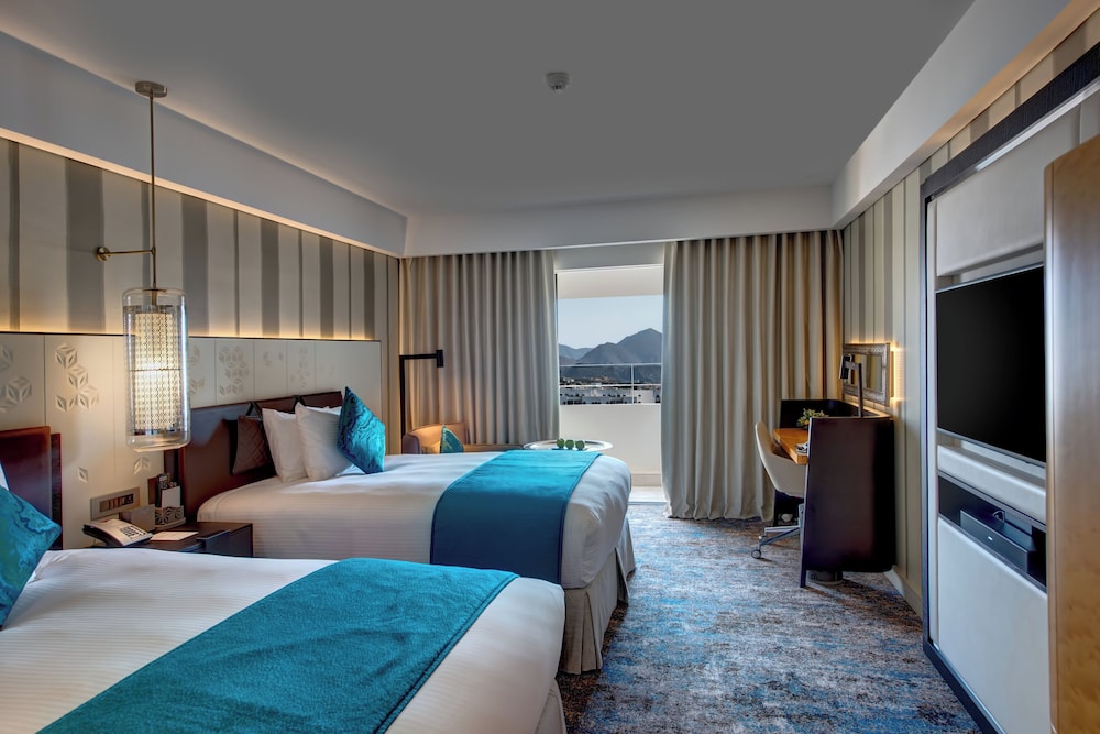 Club Room, 2 Queen Beds, Accessible, Balcony (Club Lounge Access) - Photo 3