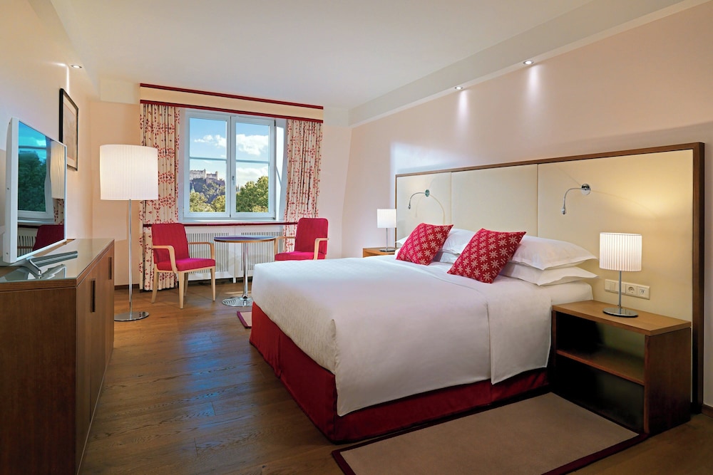 Deluxe Room, 1 King Bed, Park View - Photo 1