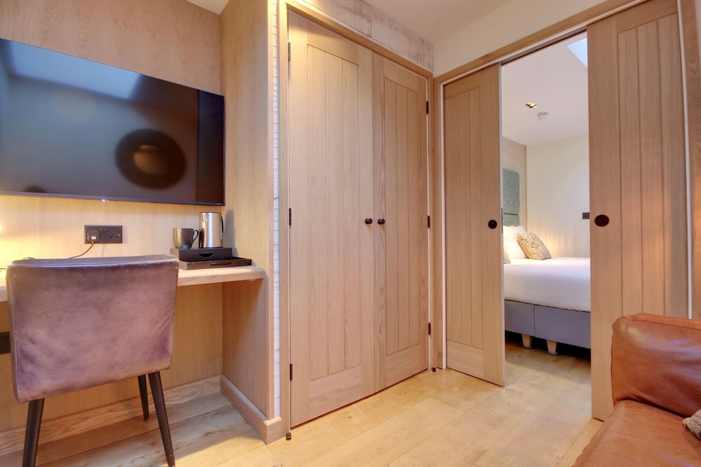 Superior Room, 1 King Bed, Non Smoking, Private Bathroom photo 1