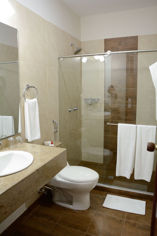 Standard Room, Multiple Beds - Photo 4