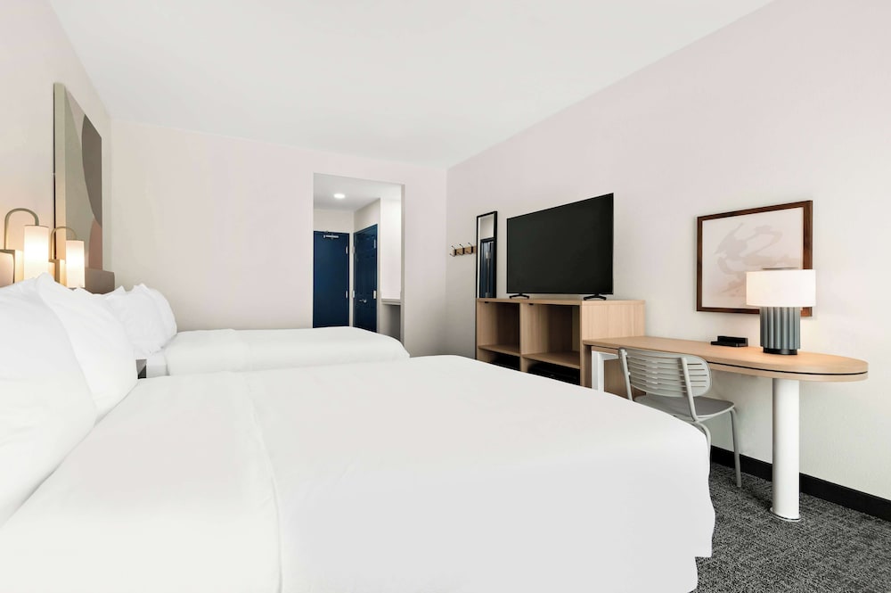 Room, 2 Queen Beds, Accessible, Bathtub (Mobility) - Photo 1