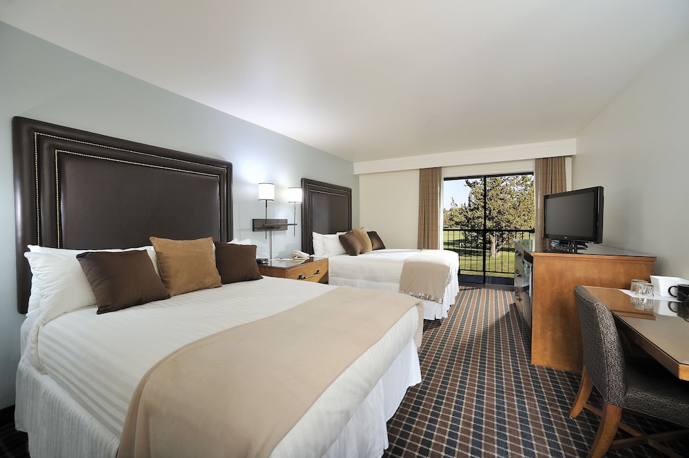 Double Room, 2 Queen Beds, Golf View - Photo 2