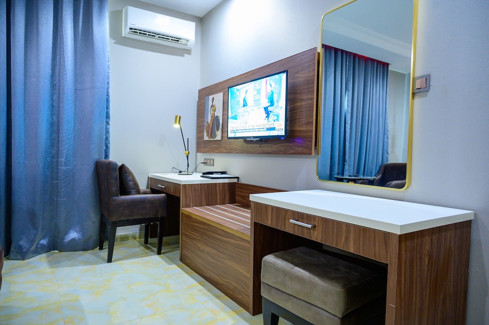Executive Suite - Photo 2