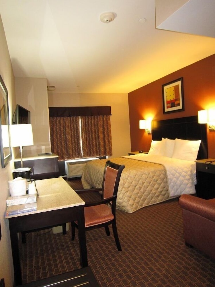 Standard Room, 1 King Bed photo 3