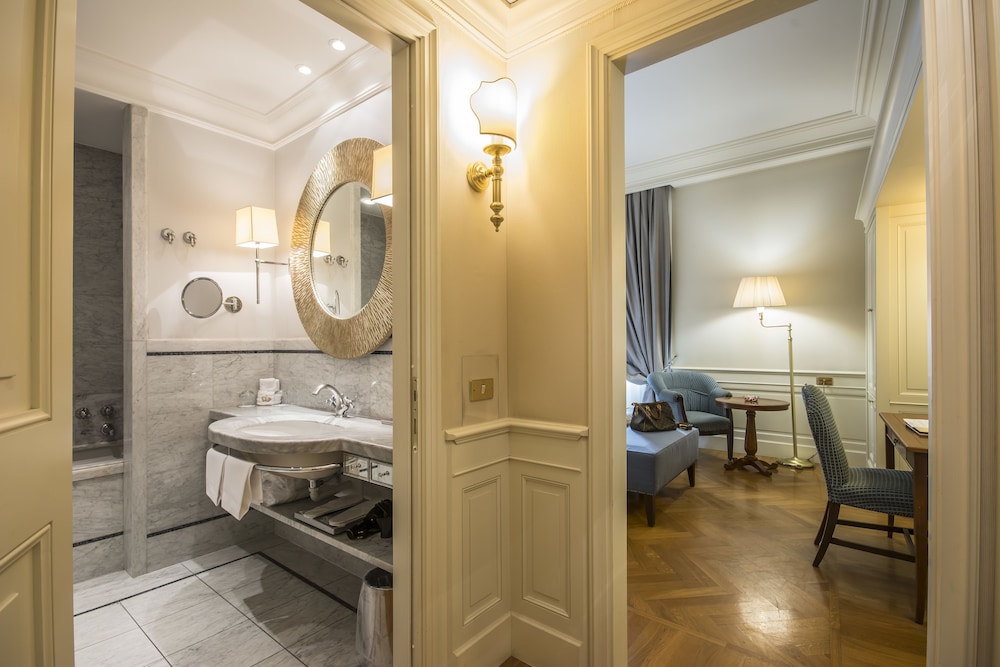 Deluxe Double Room - Photo 17