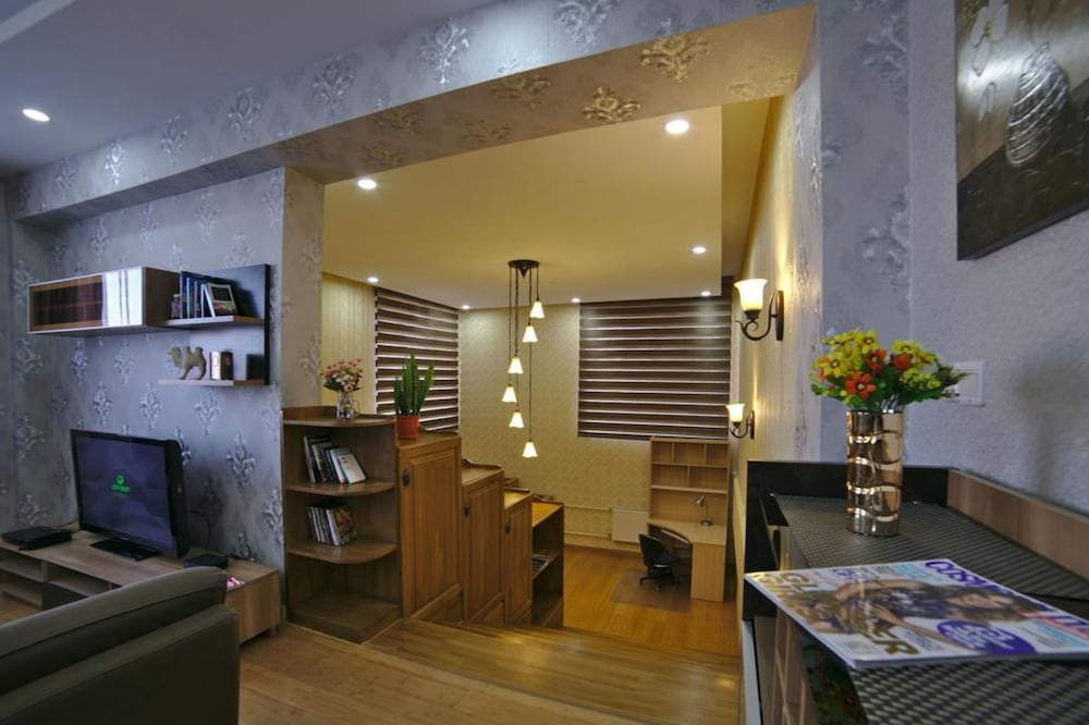 Split Level 1-Bedroom Apartment photo 1