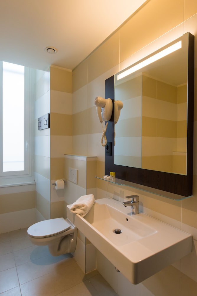 Superior Double Room thumbnail 6