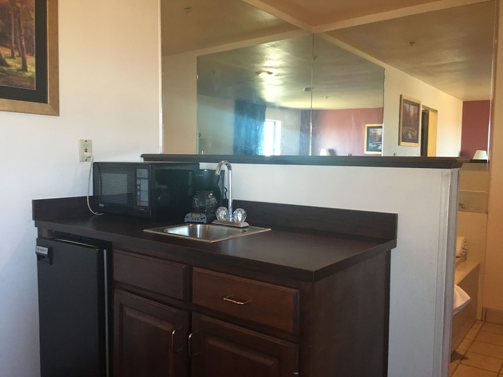 Suite, 1 King Bed, Non Smoking, Jetted Tub photo 2