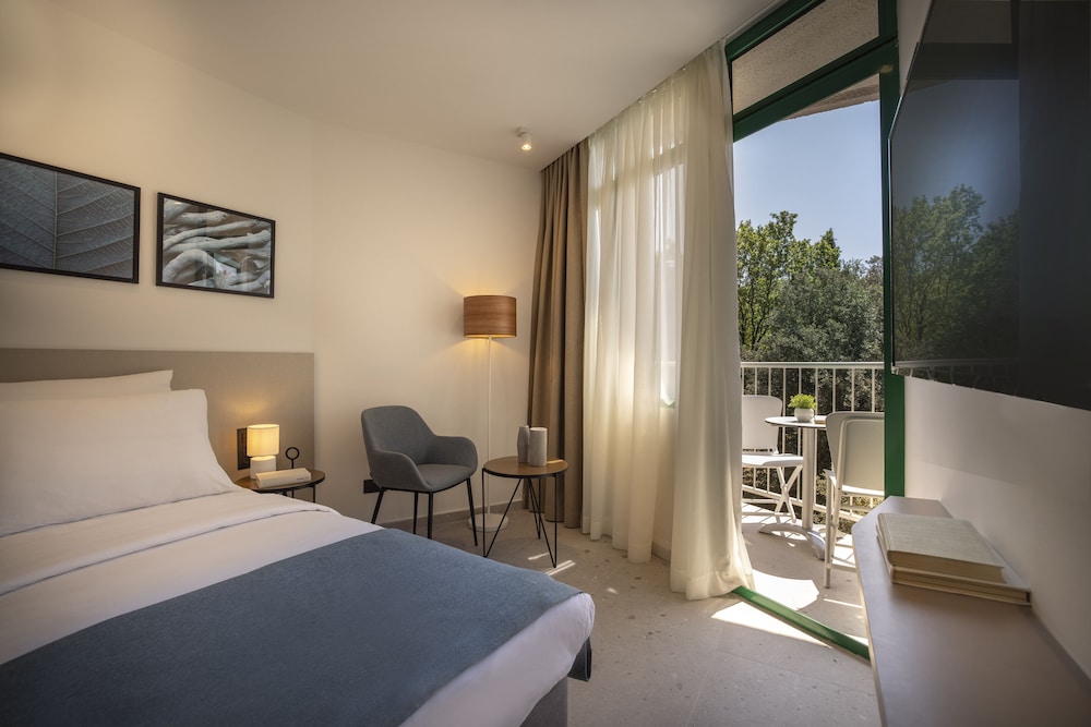 Basic Single Room, Balcony, Sea Facing