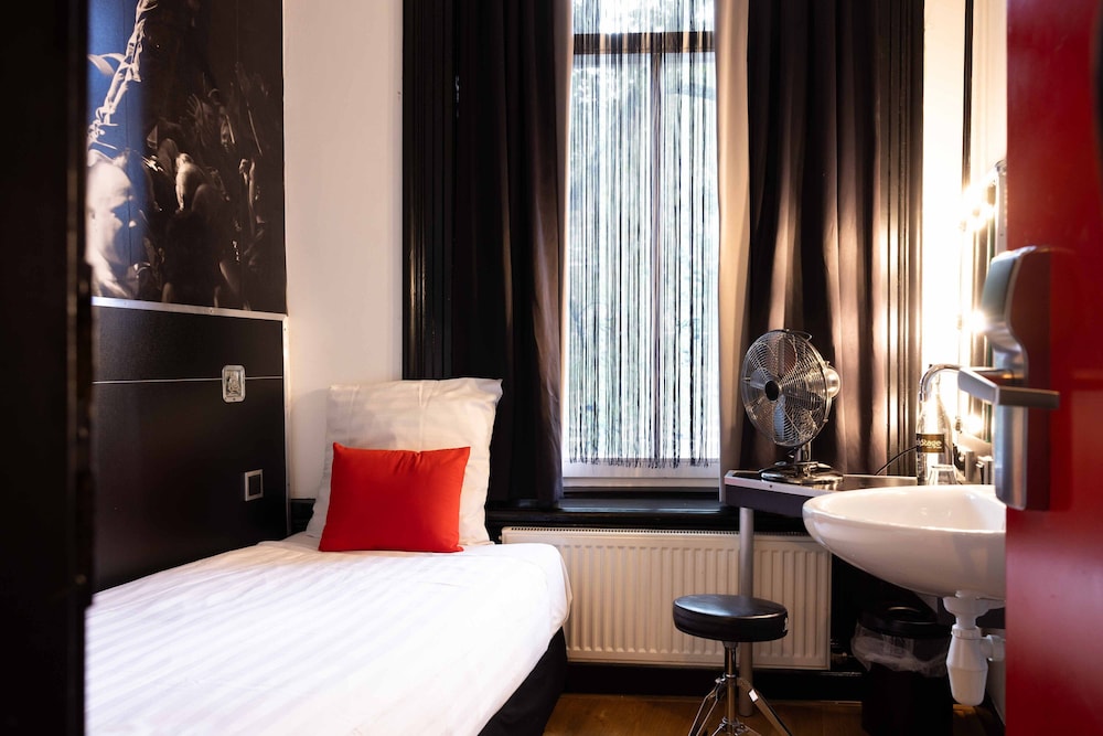 Basic Single Room, 1 Twin Bed, Shared Bathroom, City View photo 1