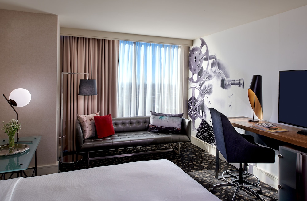 Room, 1 King Bed, Accessible, Non Smoking (Communications, Tub, Roll-In Shower)