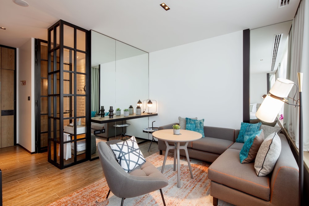 Studio thumbnail 6