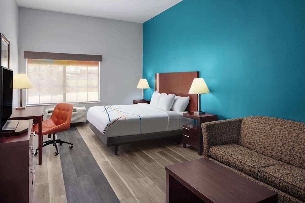 Deluxe Room, 1 King Bed, Accessible, Non Smoking (Mobility Accessible) - Photo 1