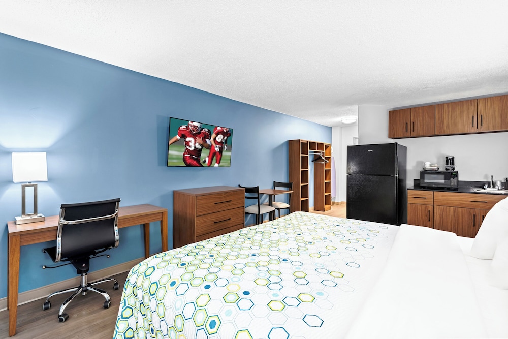 Suite, 1 King Bed, Non Smoking - Photo 2