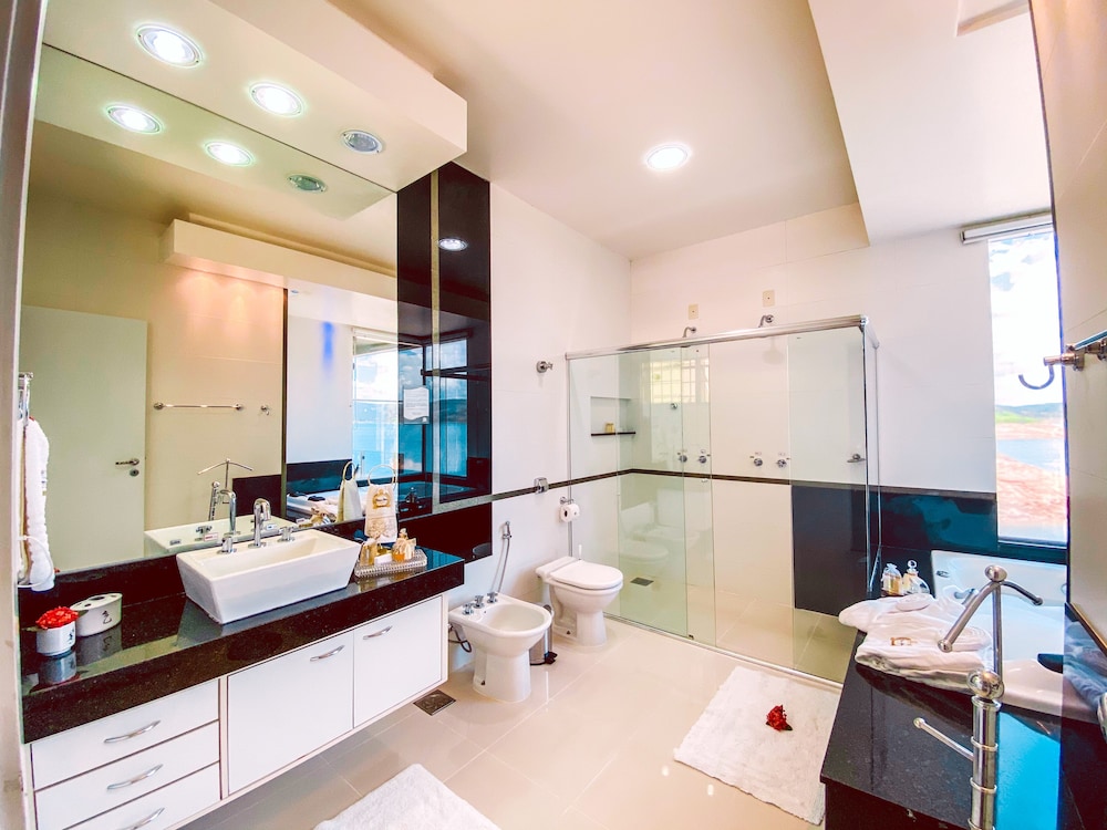 Deluxe Double Room Single Use, Jetted Tub, Lake View photo 2