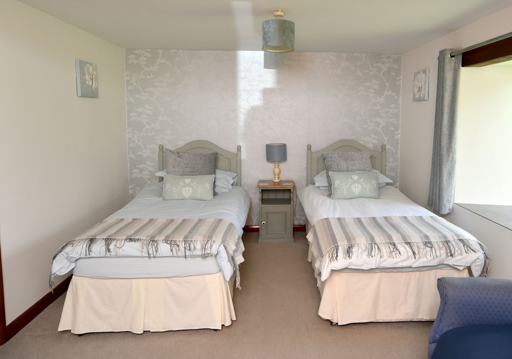Twin Room, Ensuite (Hazel) photo 2