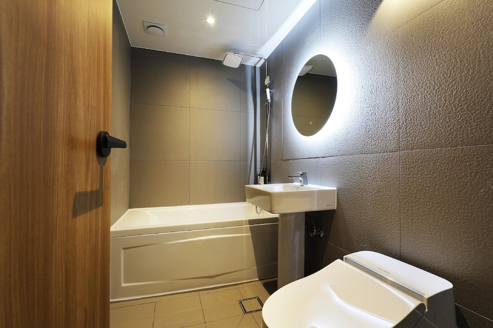 Deluxe Twin Room (Free Netflix) photo 3