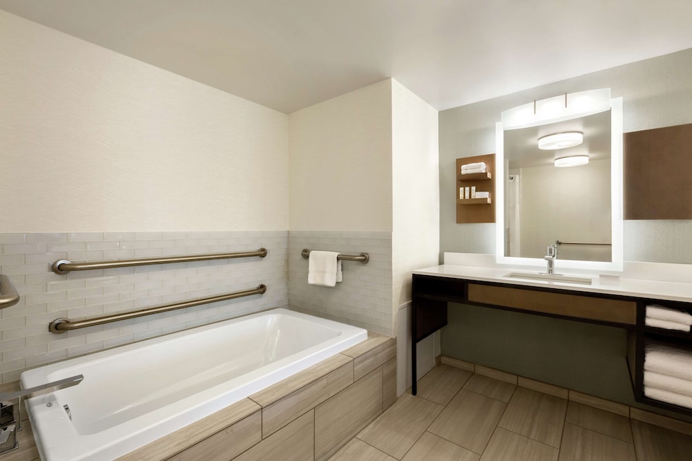 Suite, Accessible - Photo 4