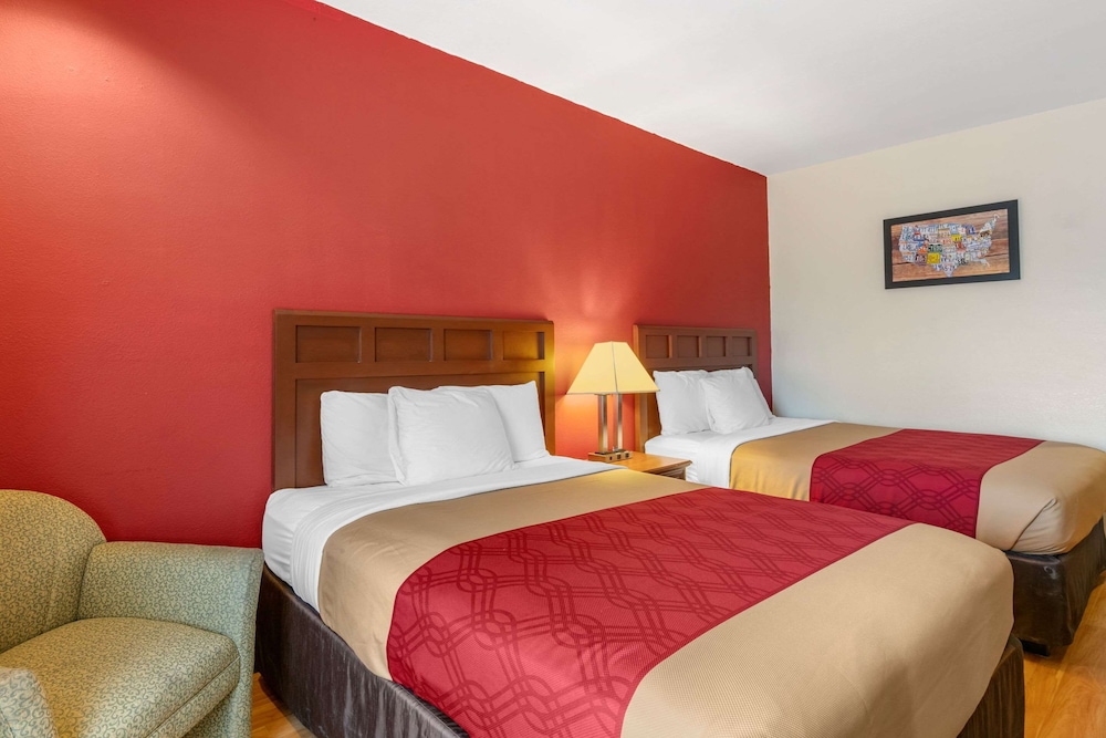 Standard Room, 2 Queen Beds, Non Smoking - Photo 4