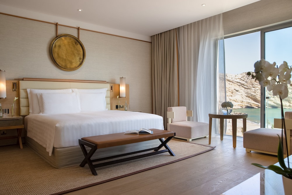 Ocean Balcony Deluxe Room - Photo 4