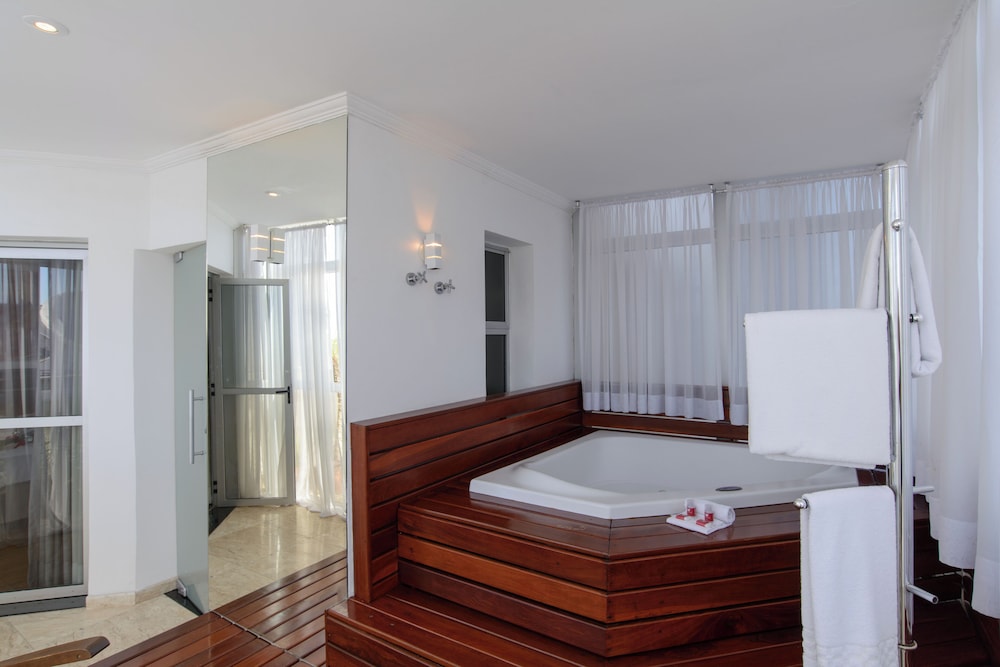 Suite Master, 1 King Bed, Bathtub photo 1
