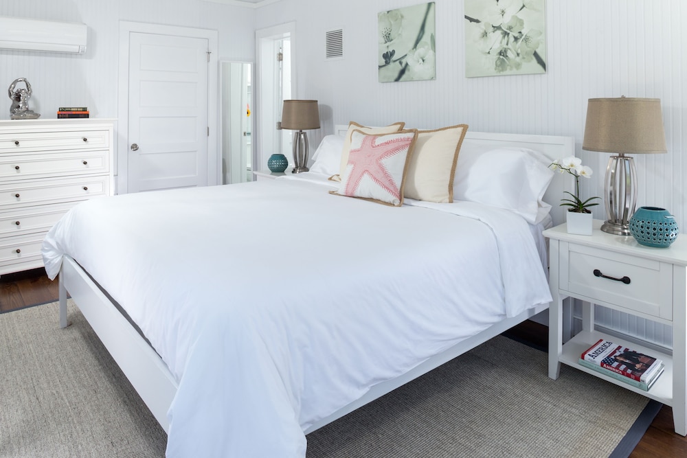 Deluxe Room, 1 King Bed photo 2