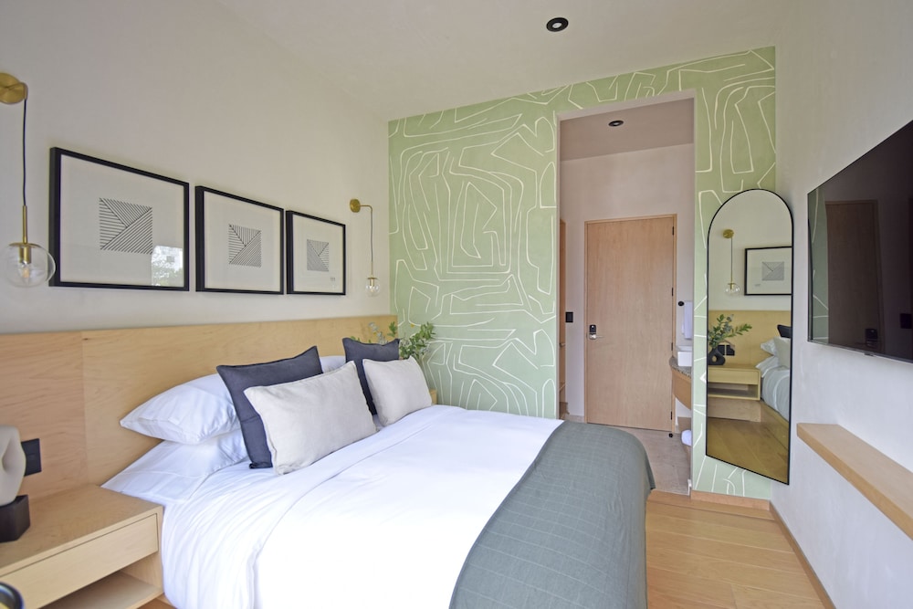 Deluxe Room, 1 Queen Bed