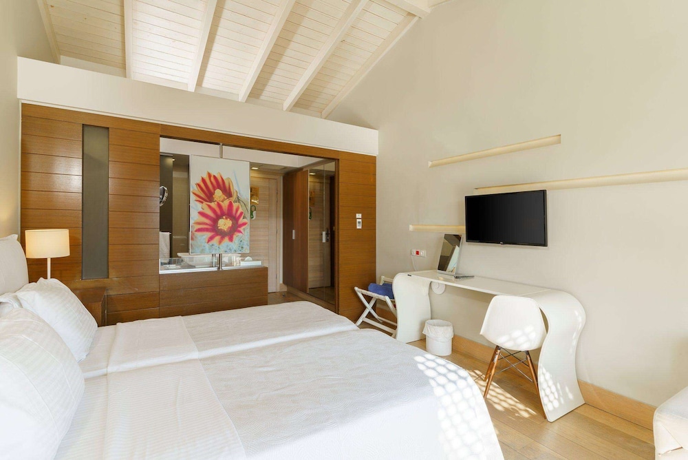 Double Room with Side Sea View photo 2