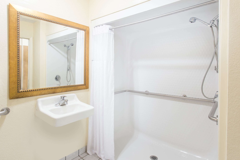 Standard Room, 1 Queen Bed, Accessible photo 3