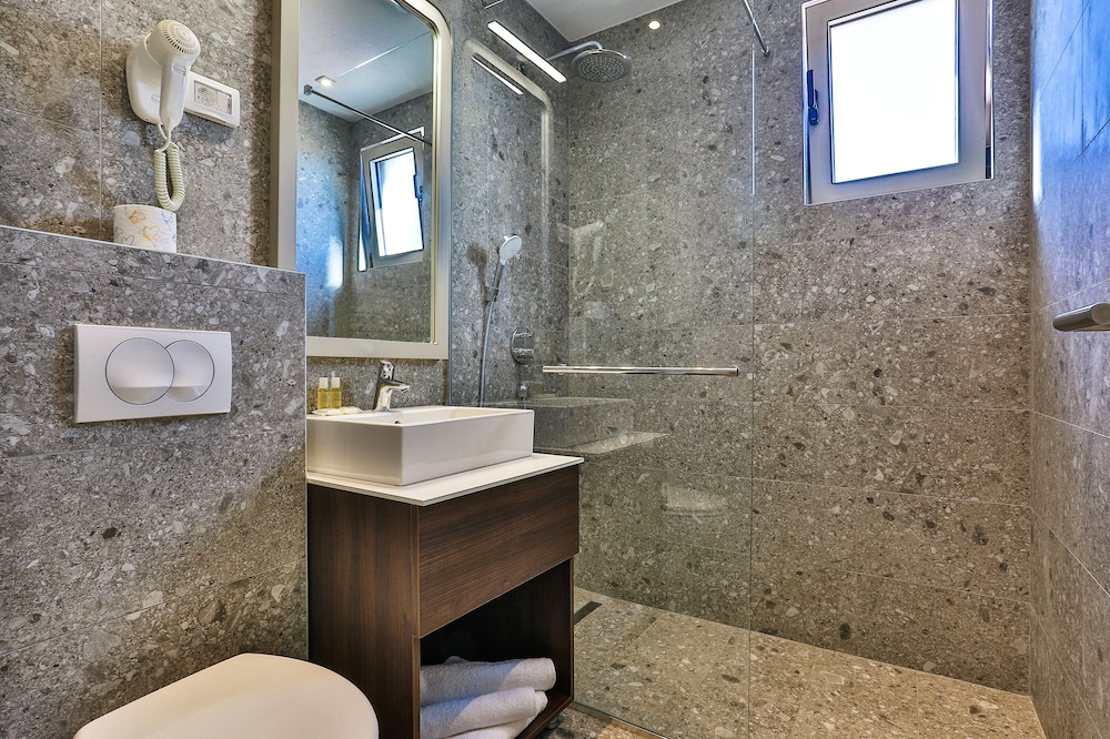 Standard Double or Twin Room - Photo 4