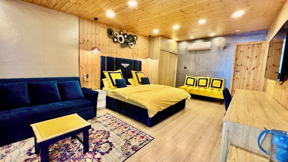 Premium Suite, 1 King Bed, Private Bathroom, Mountain View