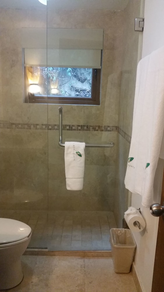 Honeymoon Suite - Photo 11