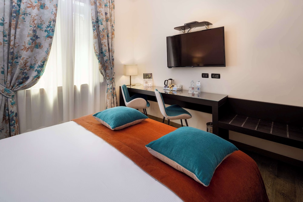 Deluxe Room, 1 Queen Bed - Photo 6