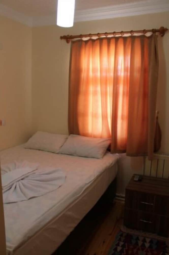 Basic Triple Room photo 2