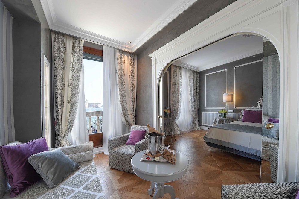 Junior Suite, Lagoon View photo 1