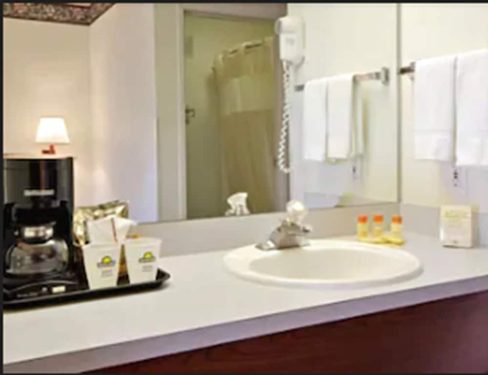 Suite, 1 King Bed, Hot Tub - Photo 3