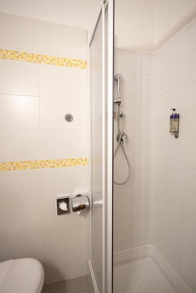 Classic Double or Twin Room - Photo 9
