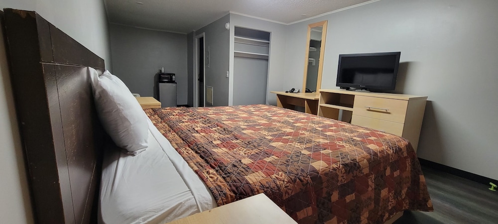 Deluxe Room, 1 King Bed - Photo 1