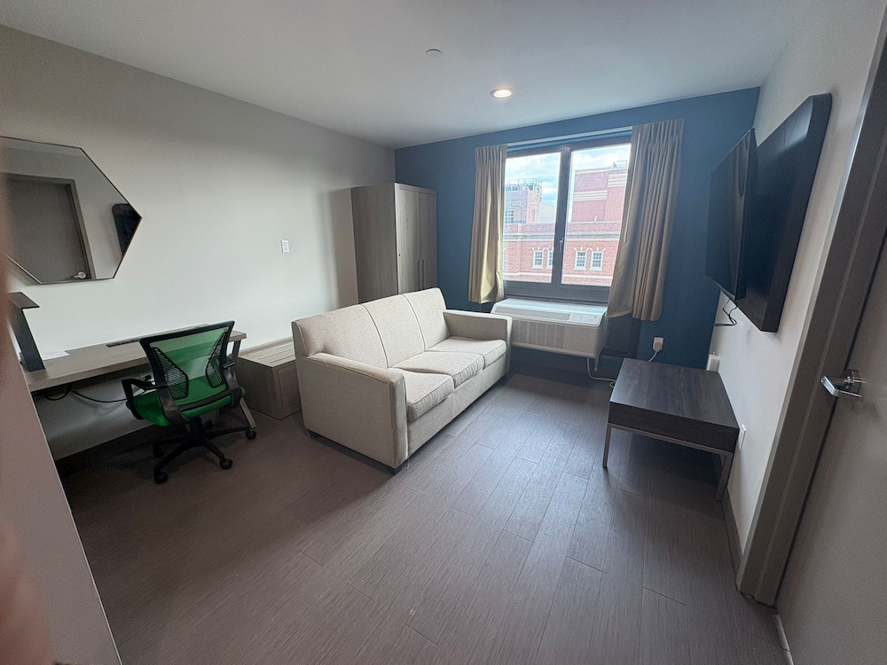 Suite, 1 Queen Bed