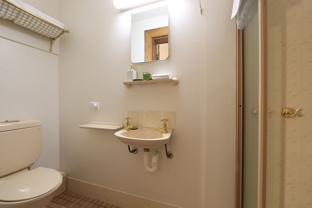 Standard Room, Non Smoking (Downstairs Standard) photo 2