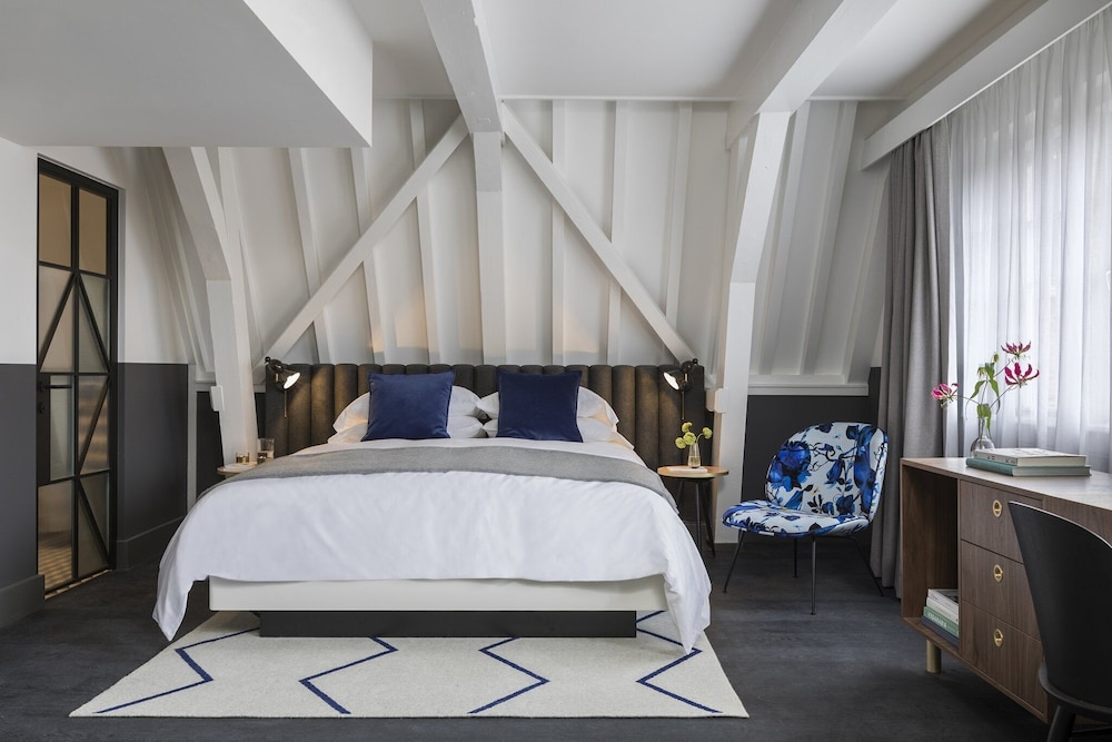 Suite, 1 King Bed (Above Bar)