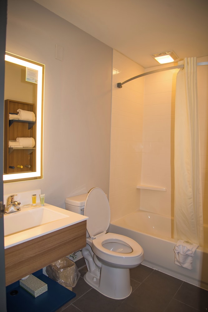 Suite, 1 Queen Bed, Non Smoking - Photo 2