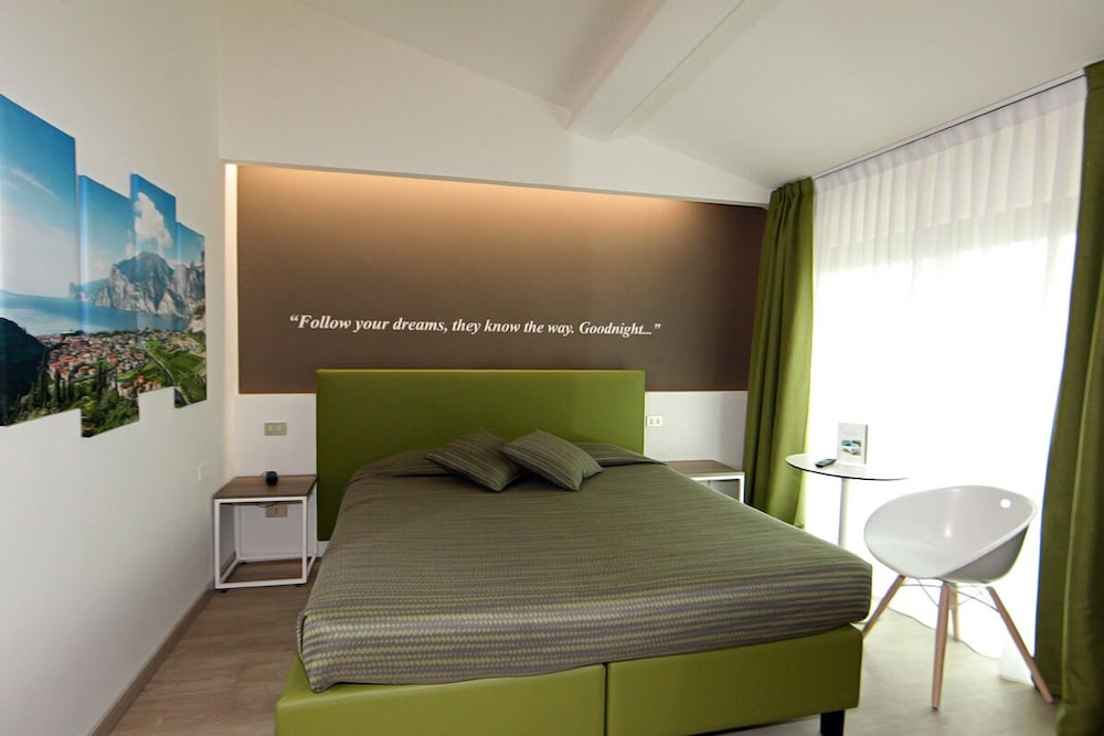 Double or Twin Room, Balcony, Partial Lake View - Photo 12