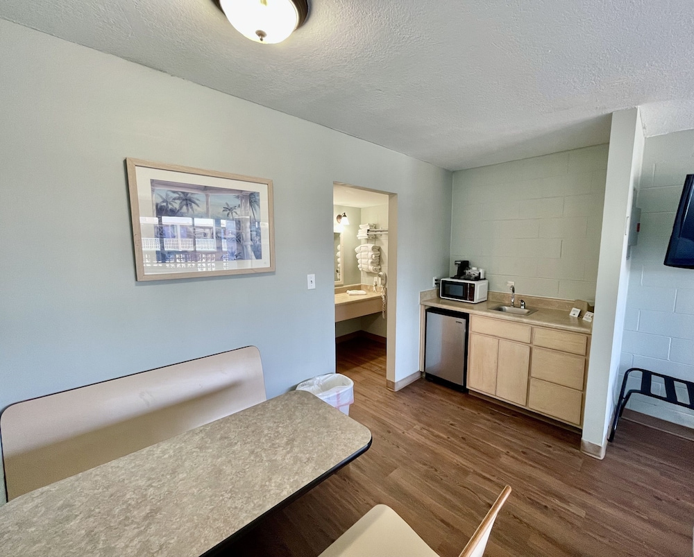 Deluxe Room, 1 King Bed, Microwave (STANDARD KING WITH MICROWAVE) (DOG FRIENDLY) photo 3