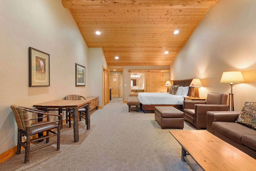 Suite, 1 King Bed, Non Smoking, Jetted Tub (with Sofabed;No Pets in room type)