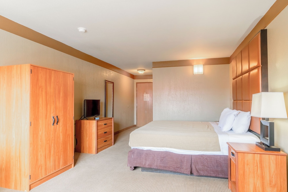 Room, 1 King Bed, Smoking - Photo 2